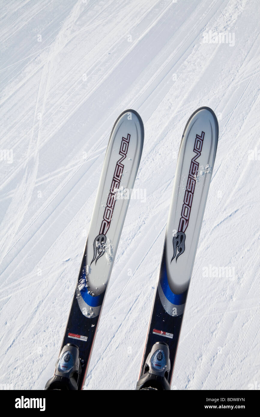 Sci, Méribel ski resort (1450m) nelle tre valli, Les Trois Vallees, Savoie, sulle Alpi francesi, Francia Foto Stock