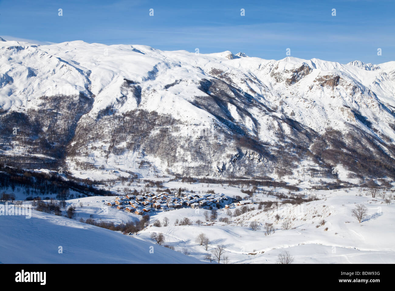 Piste da sci al di sopra di Saint Martin De Belleville (1400m), in tre valli, Les Trois Vallees, Savoie, sulle Alpi francesi, Francia Foto Stock