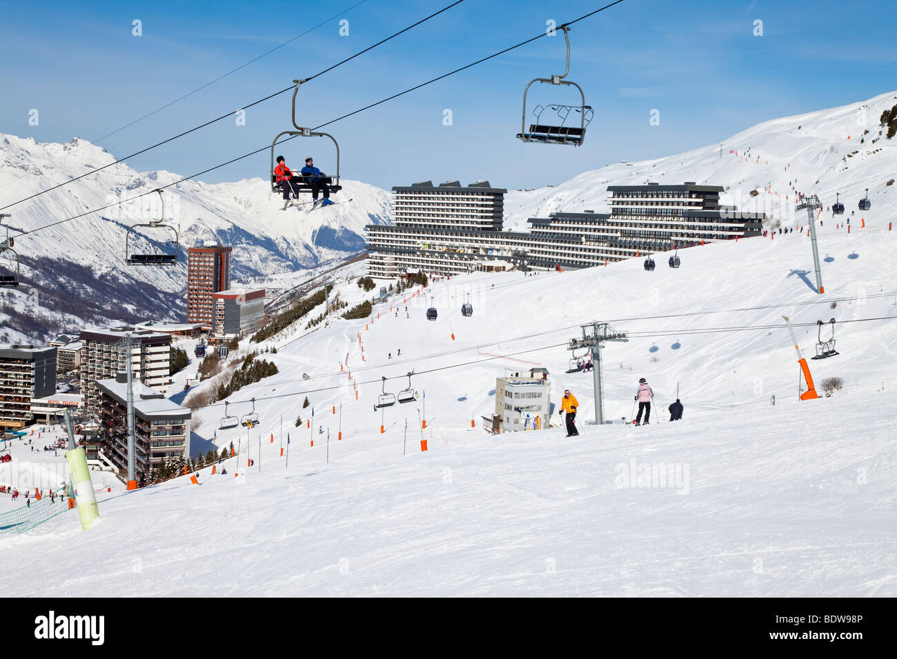 Les Menuires ski resort (1800m) nelle tre valli, Les Trois Vallees, Savoie, sulle Alpi francesi, Francia Foto Stock