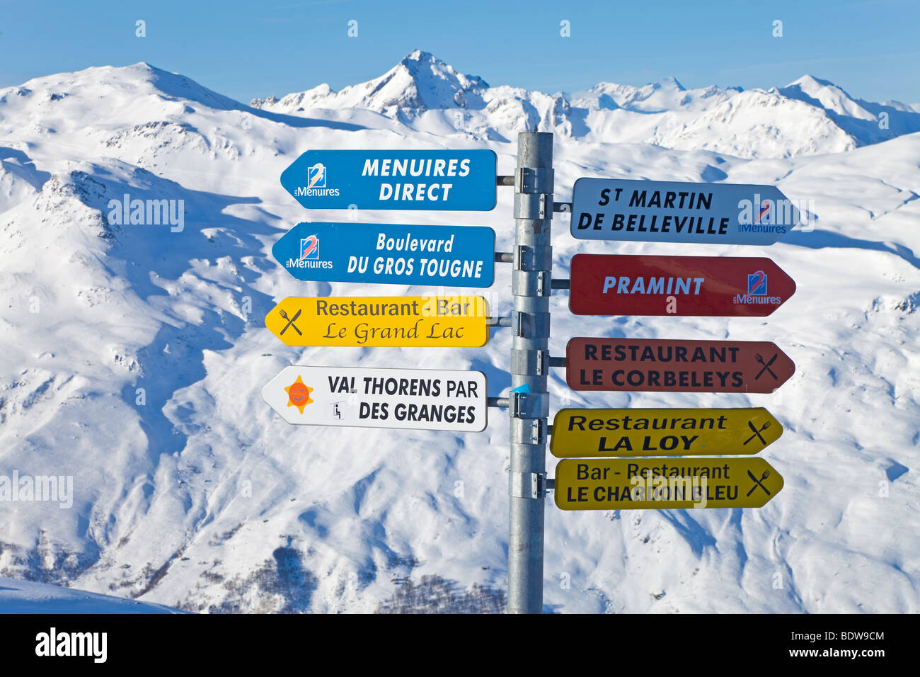 Sopra Signpost Méribel ski resort (1450m) nelle tre valli, Les Trois Vallees, Savoie, sulle Alpi francesi, Francia Foto Stock