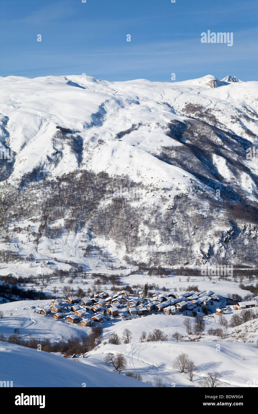 Piste da sci al di sopra di Saint Martin De Belleville (1400m), in tre valli, Les Trois Vallees, Savoie, sulle Alpi francesi, Francia Foto Stock