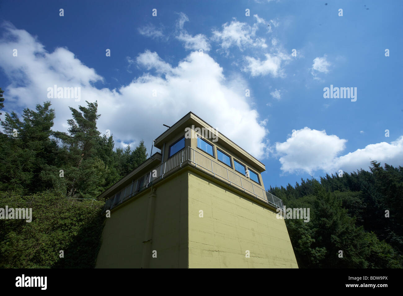 La torre di guardia all'entrata del vecchio governo bunker in Ahrweiler, Renania-Palatinato, Germania, Europa Foto Stock