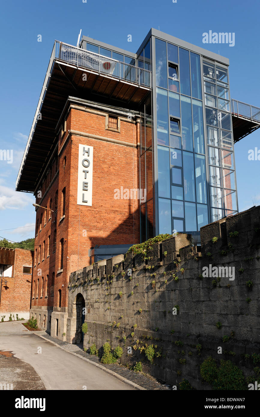 Hotel Altes Knasthaus vecchia prigione house, Vronfeste, moderno ascensore di vetro, tetto a terrazza, ex carcere, Meiningen, Rhoen, Gio Foto Stock