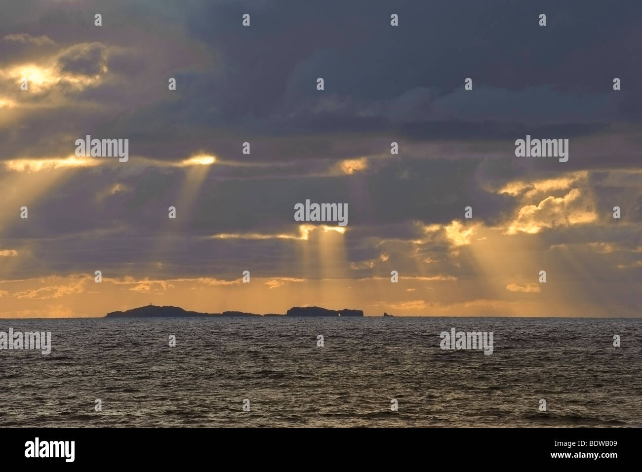 Rocce Hesgeir visto da di North Uist al tramonto. Western Isles, Scozia. Foto Stock