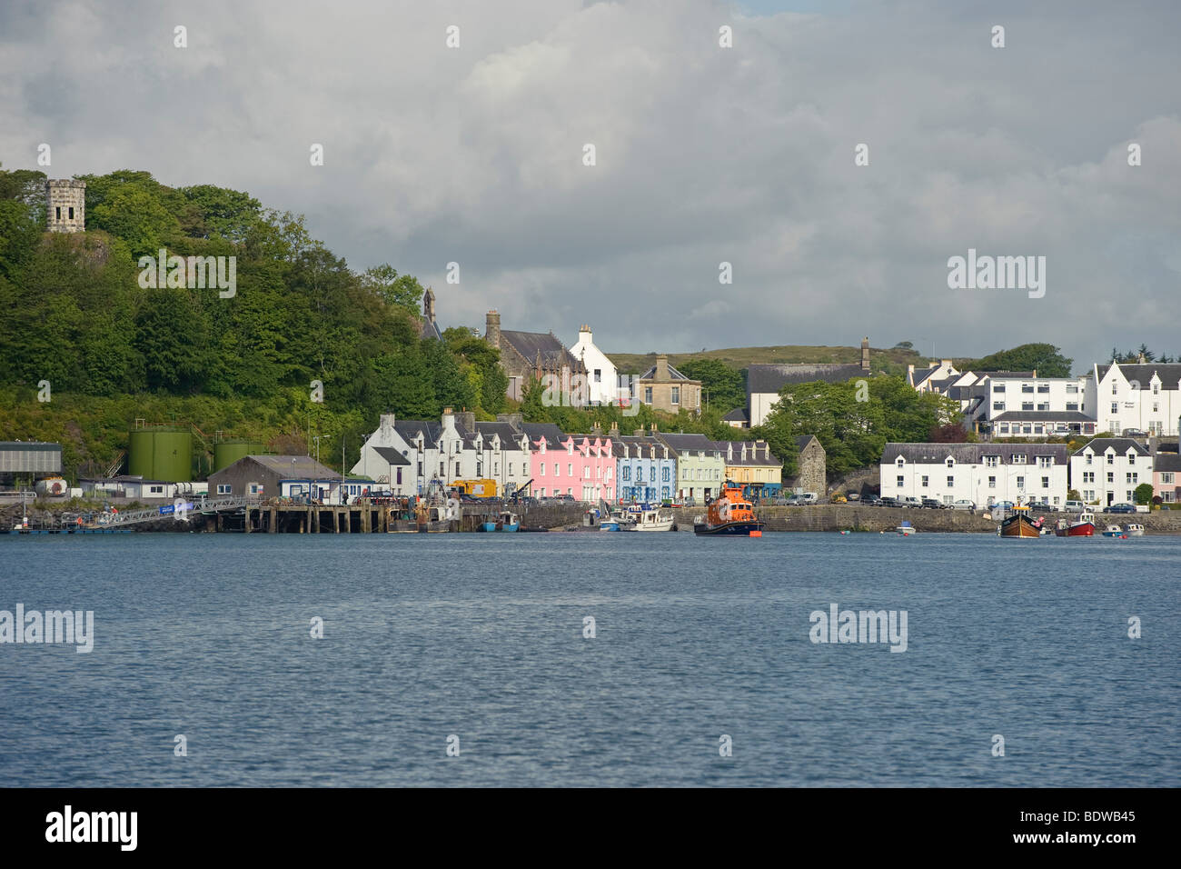 Portree porto e fronte mare sull'Isola di Skye in Scozia. Foto Stock