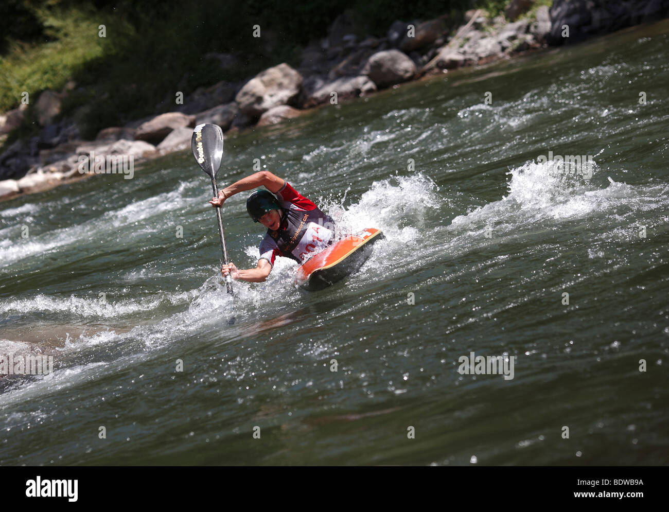 In canoa sul Rio La Noguera Pallaresa nei Pirenei spagnoli Foto Stock