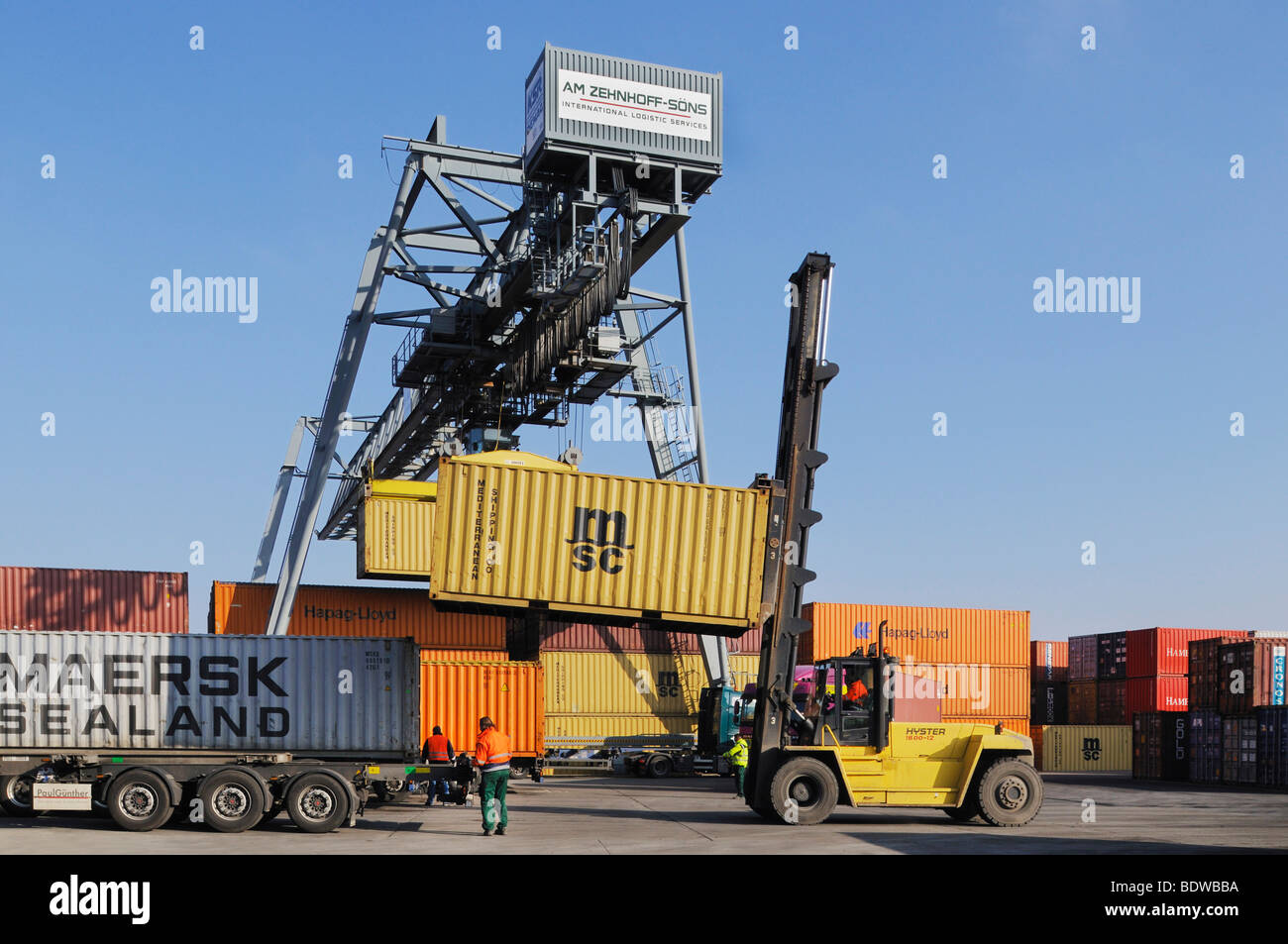 Bonn terminal container, la movimentazione del contenitore, reach-stacker aziona un contenitore per un carrello, ponte di contenitore il riposizionamento di un cont Foto Stock