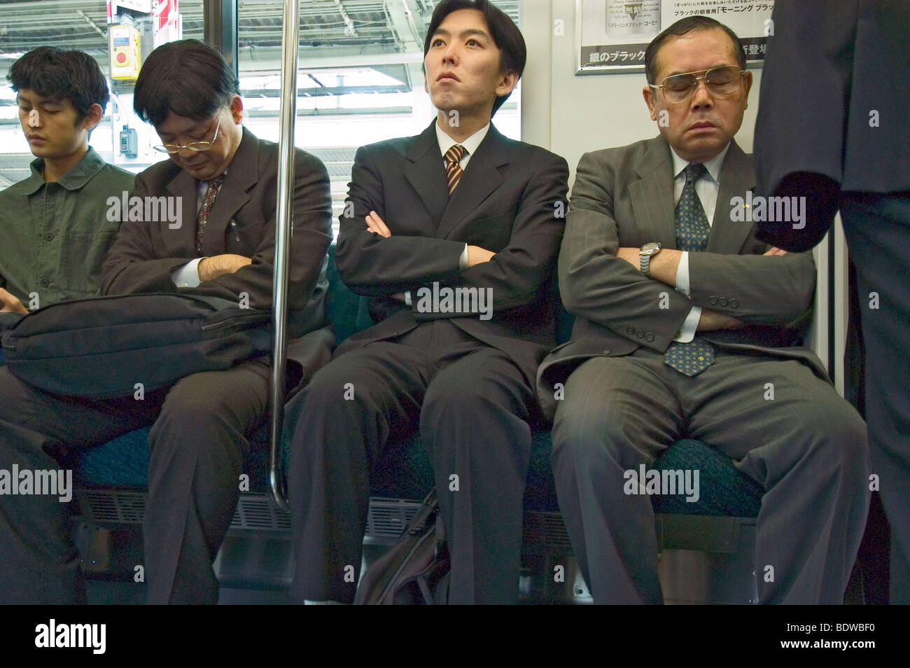 Uomini d'affari giapponesi il pendolarismo dalla metropolitana a Tokyo. Foto Stock