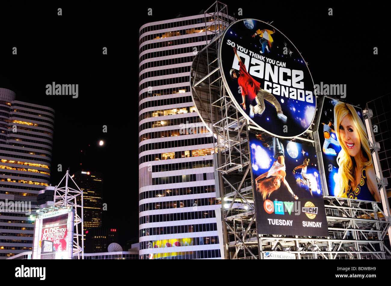 Dundas e Yonge intersezione di notte. Downtown Toronto, Ontario, Canada 2009. Foto Stock