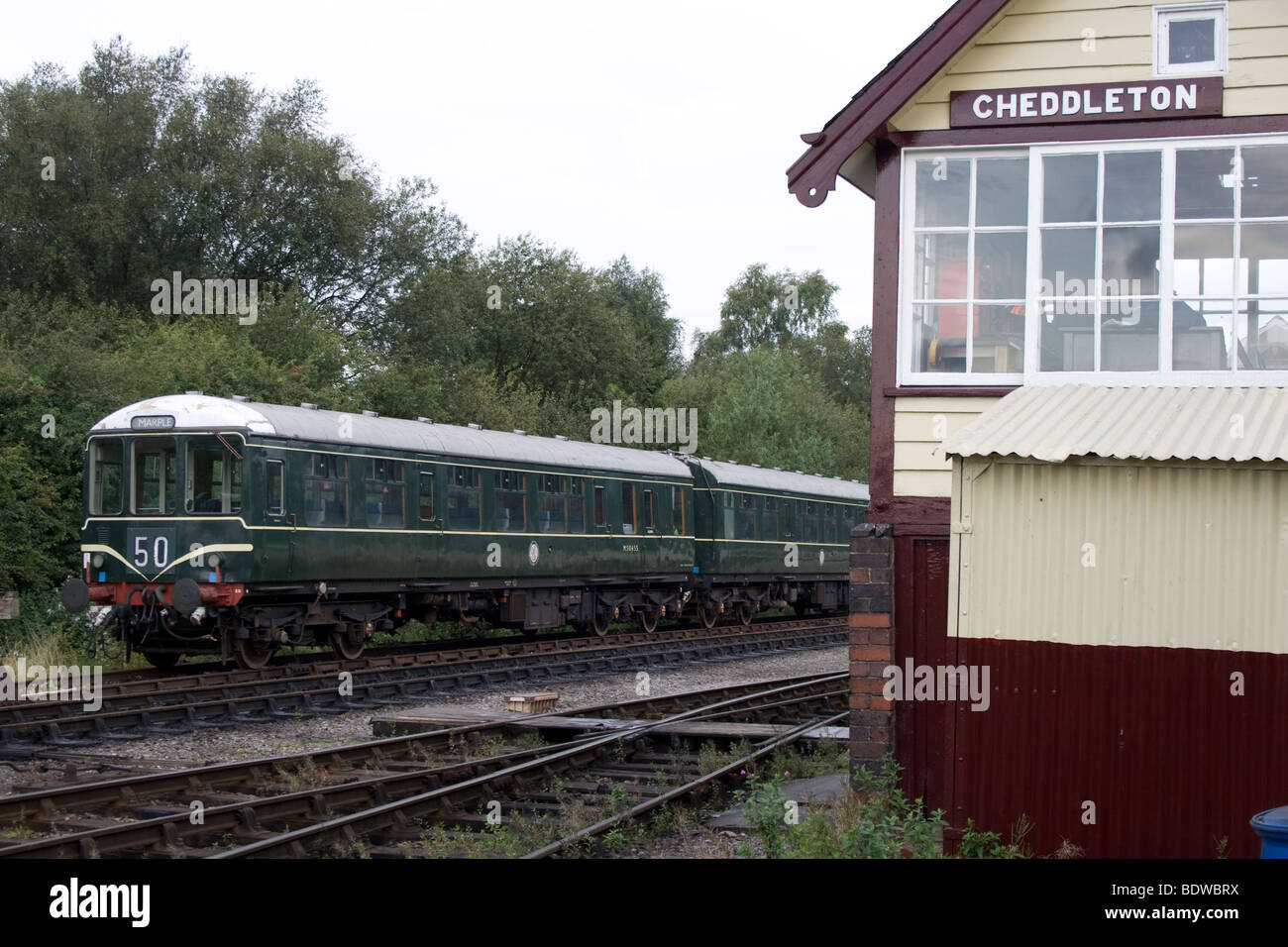 Diesel Multiple Unit (DMU) passante Cheddleton casella Segnale Foto Stock