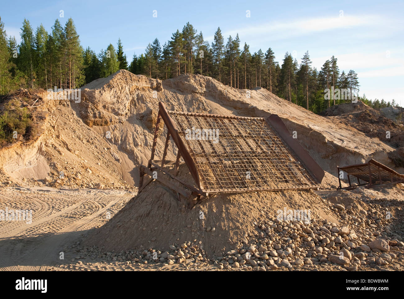 Area di estrazione della ghiaia con un semplice setaccio per l'estrazione di pietre più grandi dalla sabbia , Finlandia Foto Stock