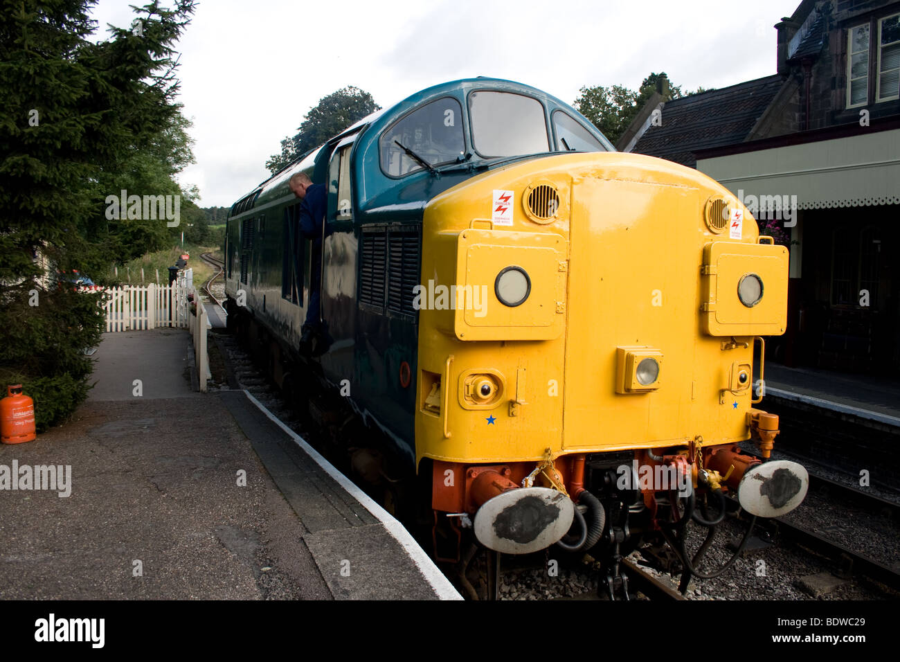 BR/EE Co-Co Classe 37 locomotiva Cheddleton stazione ferroviaria Foto Stock