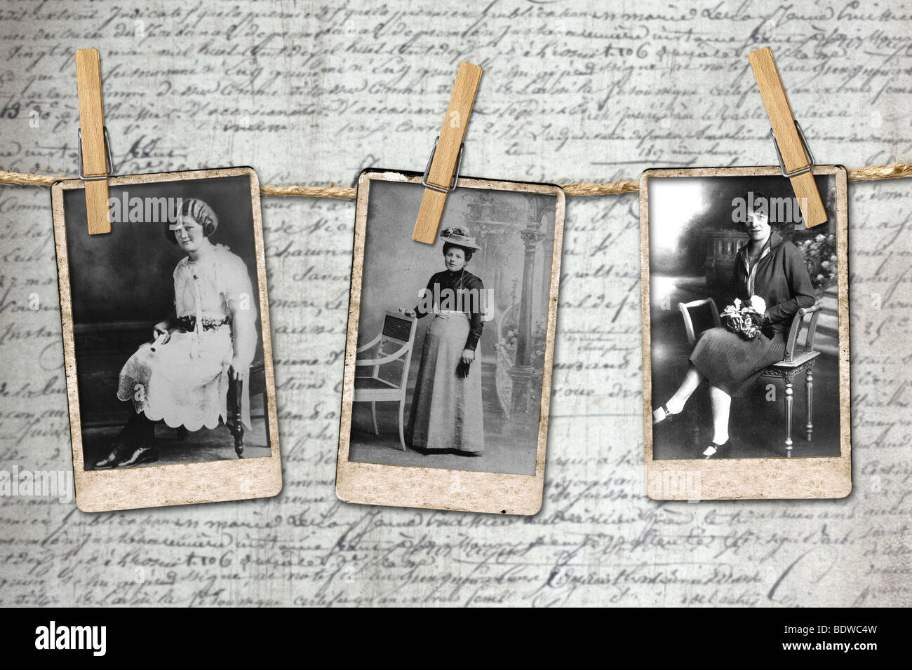 Fotografie di antiquariato di 3 Vintage donne era appeso a una fune da Clothespins Foto Stock