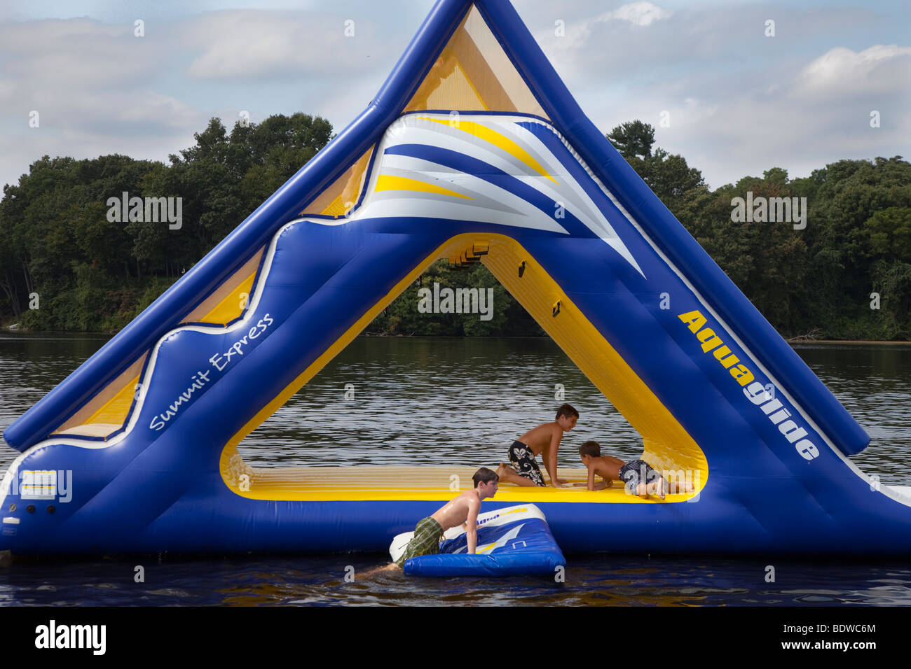 Ragazzi gioca su una zattera gonfiabile in un lago Foto Stock