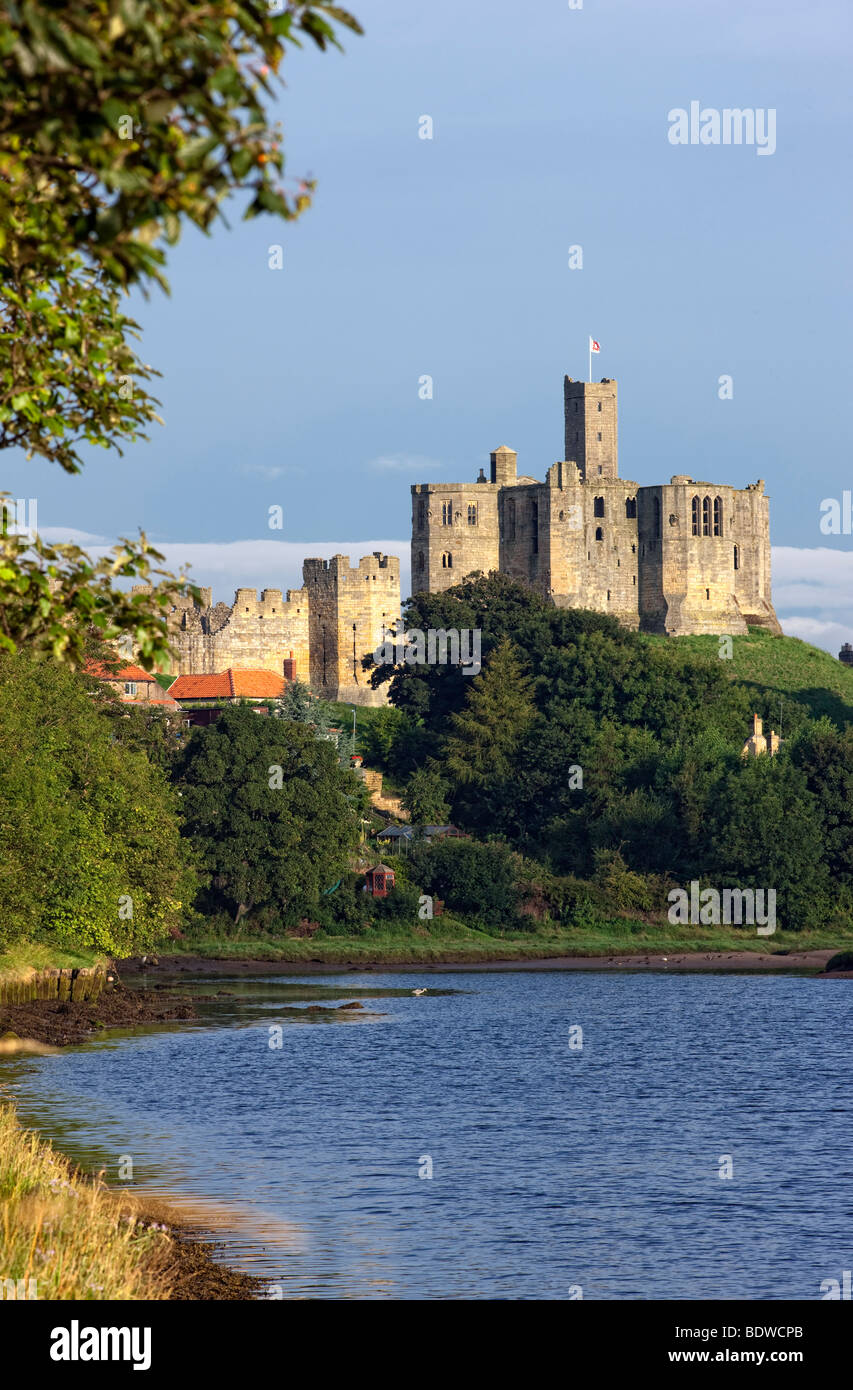 Il castello di Warkworth dalle rive del fiume Coquet, Northumbria Regno Unito Foto Stock