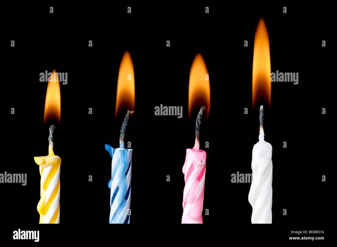 Horizontal burning candeline di compleanno su nero Foto Stock
