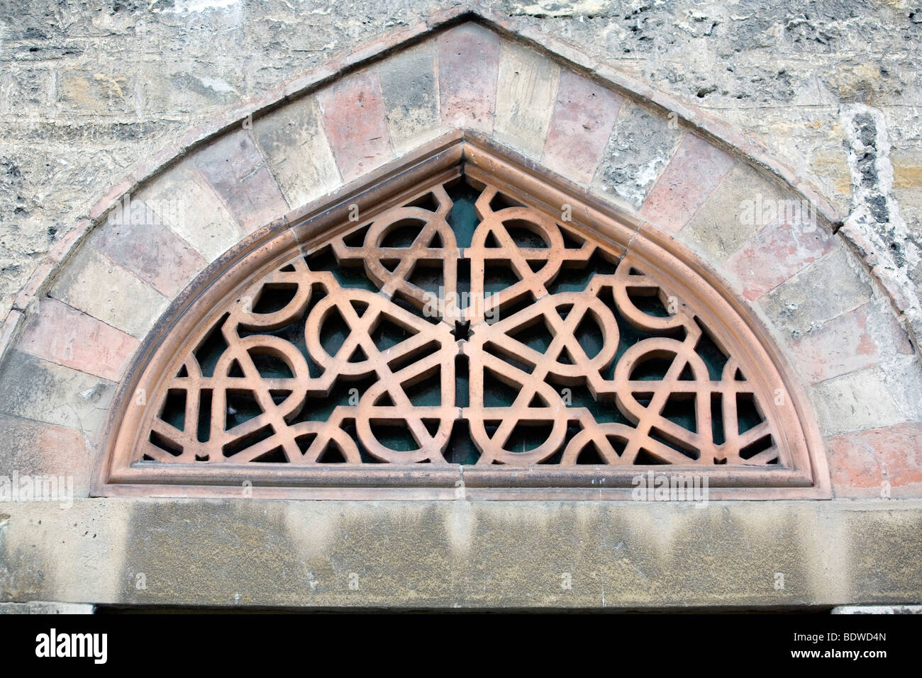 Un design Islamico al di sopra di una finestra della moschea del Pascià Gazi Kassim (noto localmente come la Moschea di chiesa) in piazza Szchenyi Pecs Foto Stock