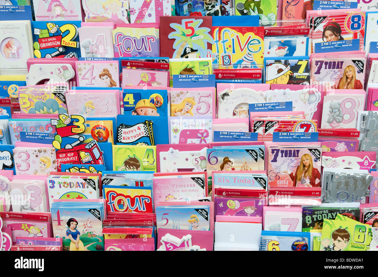 Rack di cartoline di compleanno in schede di Clinton shop, England, Regno Unito Foto Stock