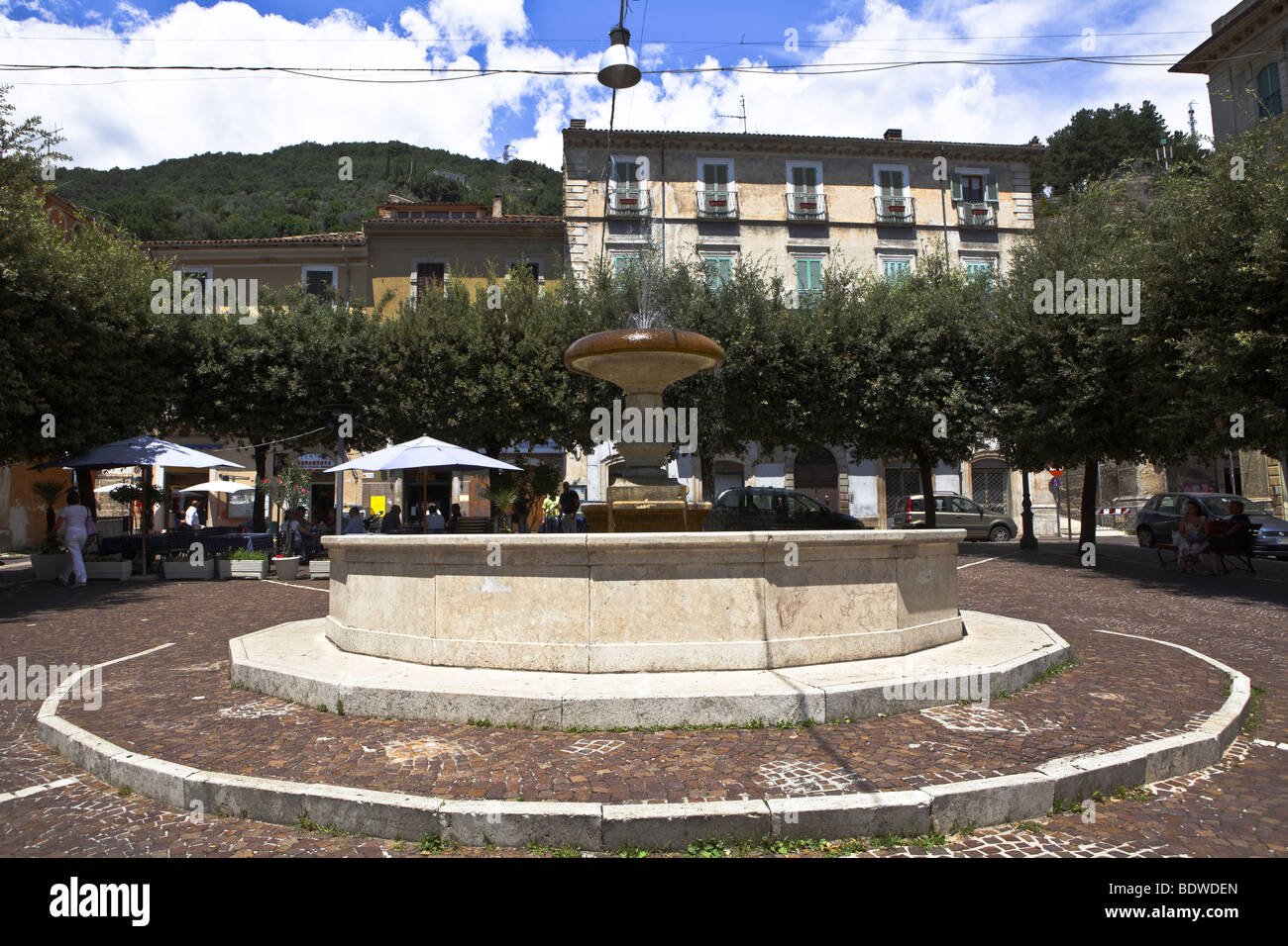 Caratteristica piazzetta con fontana in un villaggio della regione Abruzzo Italia Antrodoco, Abruzzo, Italia, Europa UE. Foto Stock