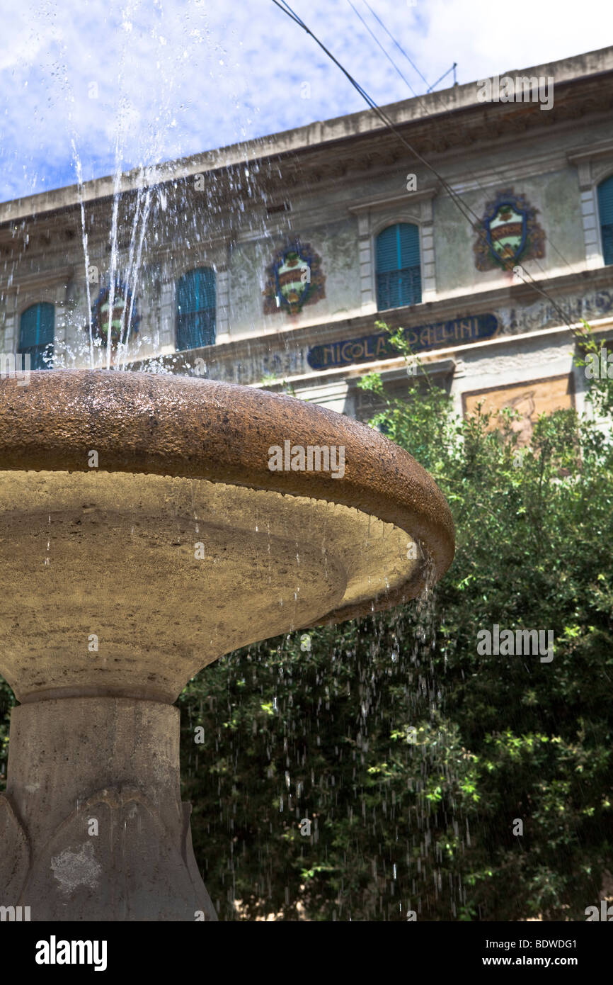 Caratteristica piazzetta con fontana in un villaggio della regione Abruzzo Italia Antrodoco, Abruzzo, Italia, Europa UE. Foto Stock