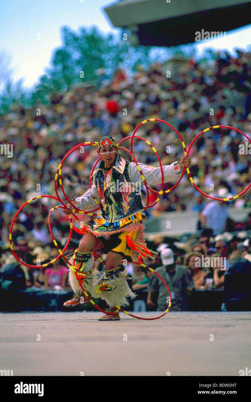 Native American Indian Hoop ballerino, Hoop performance di danza, Calgary Stampede Rodeo, Calgary, AB, Alberta, Canada Foto Stock