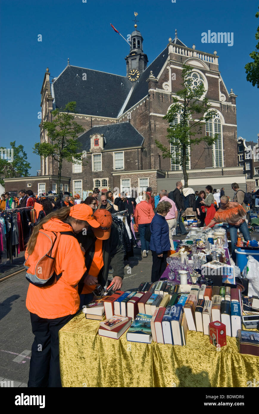 Antiquariato e mercato del libro di fronte Noorderkerk (o la Chiesa del nord) di Amsterdam del quartiere di Jordaan Foto Stock