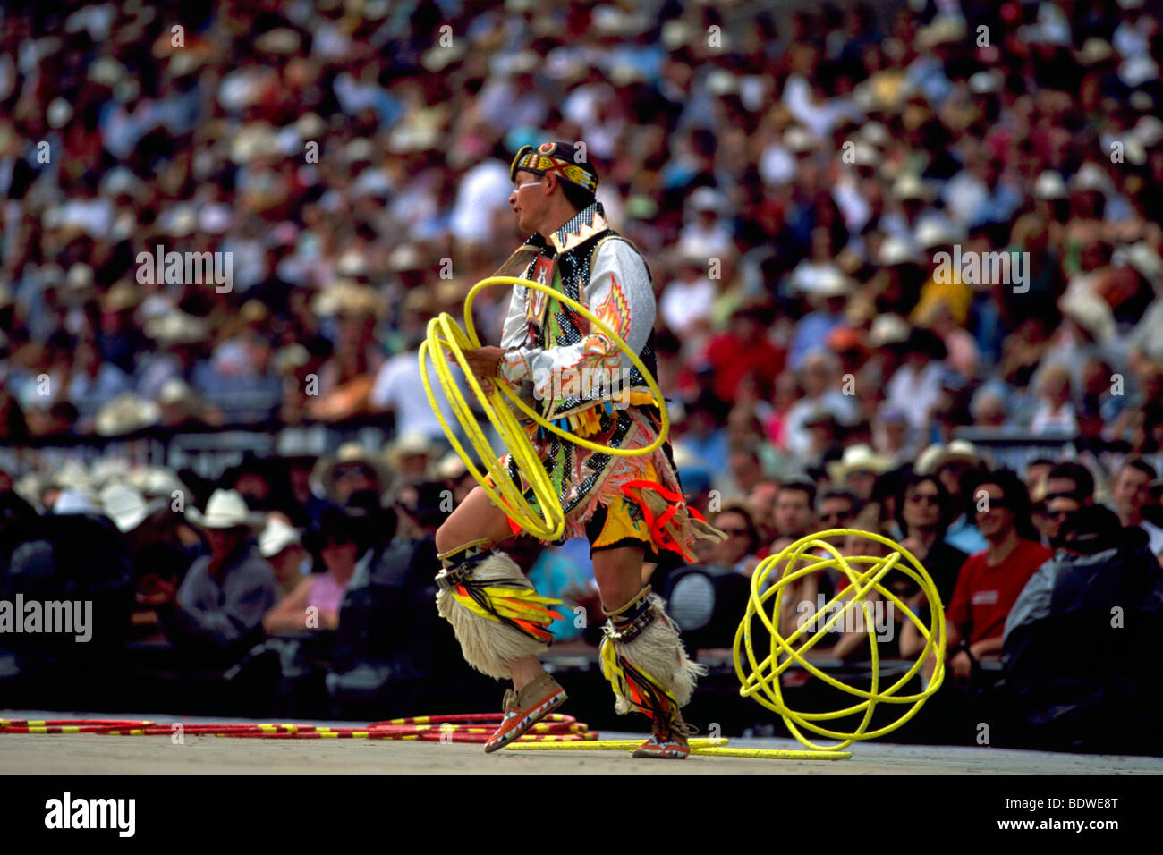Native American Indian Hoop ballerino, Hoop performance di danza, Calgary Stampede Rodeo, Calgary, AB, Alberta, Canada Foto Stock