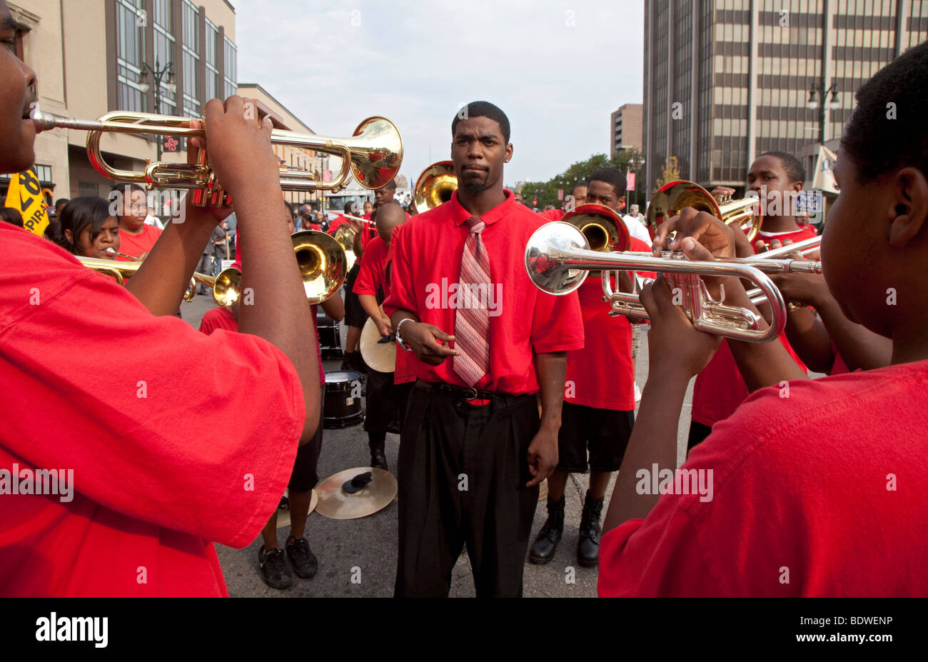 Detroit, Michigan - Una scuola di marching band che ripete prima di partecipare nella parata del giorno del lavoro. Foto Stock