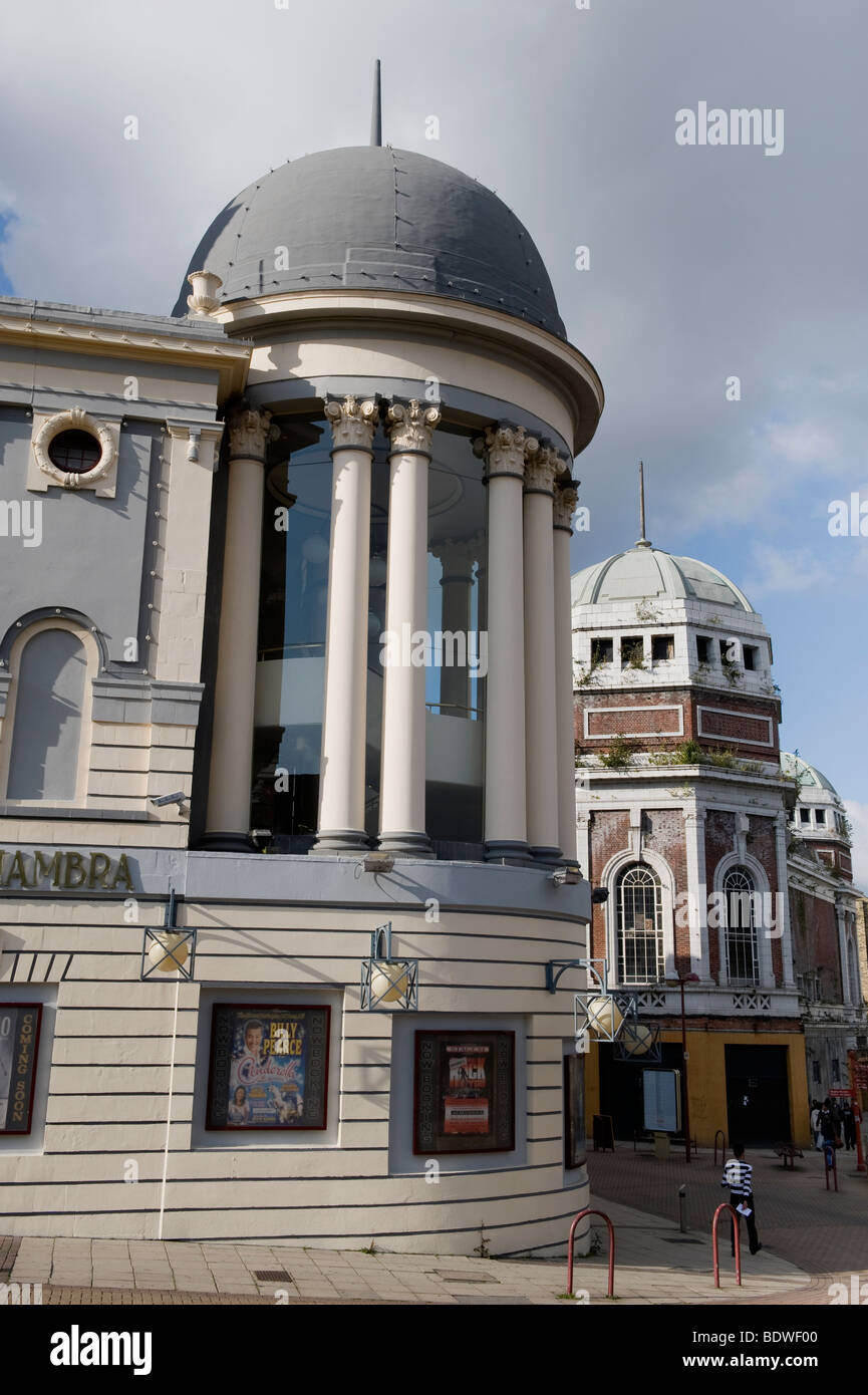 The Alhambra Theatre & Old Dilapidated Odeon Cinema (sede Bradford Live) in background - Bradford, West Yorkshire, Inghilterra, Regno Unito. Foto Stock