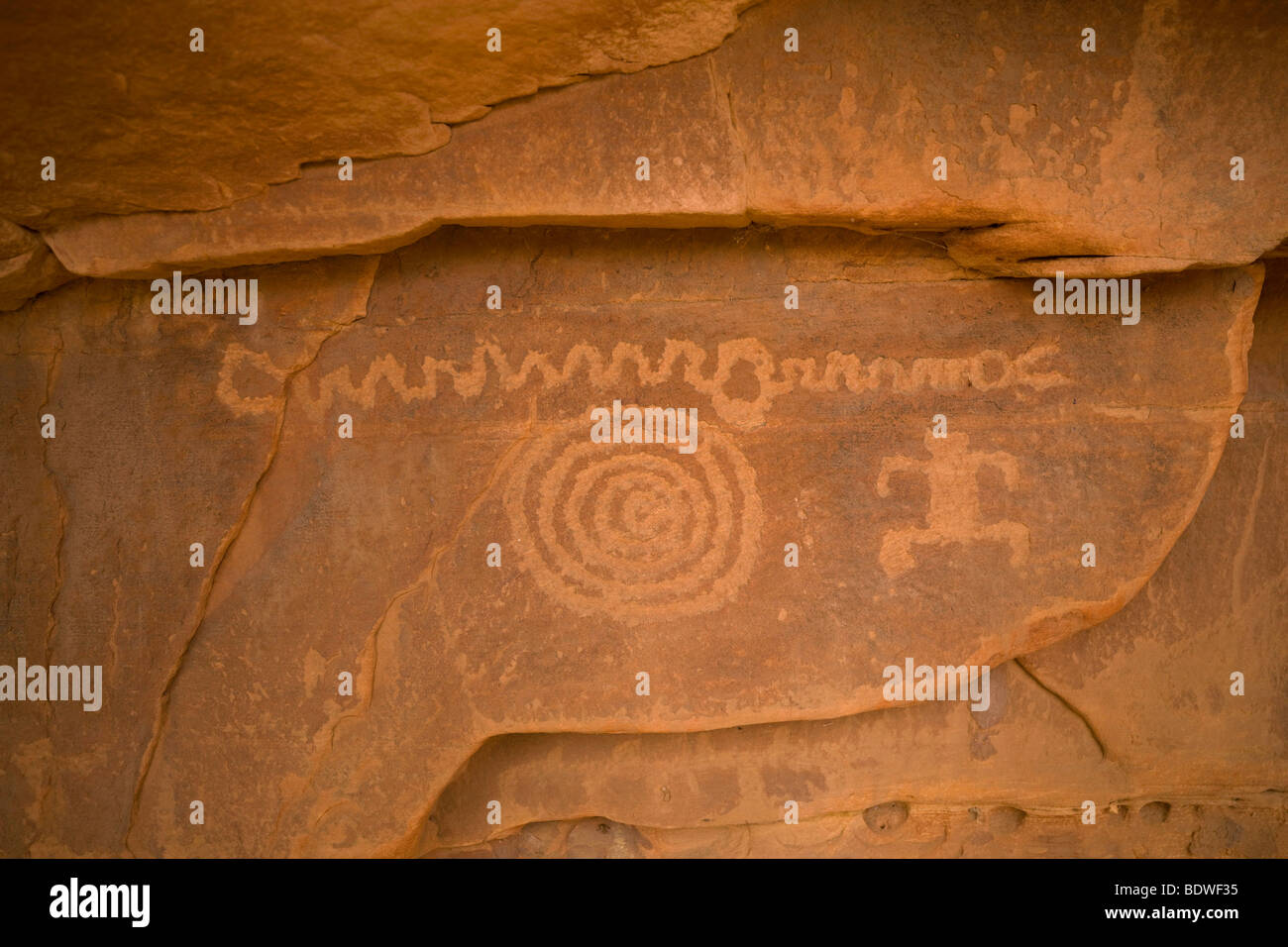 Incisioni rupestri scolpite in aree protette di Petroglyph Canyon adornano le pareti del Parco Nazionale di Zion. Utah. Foto Stock