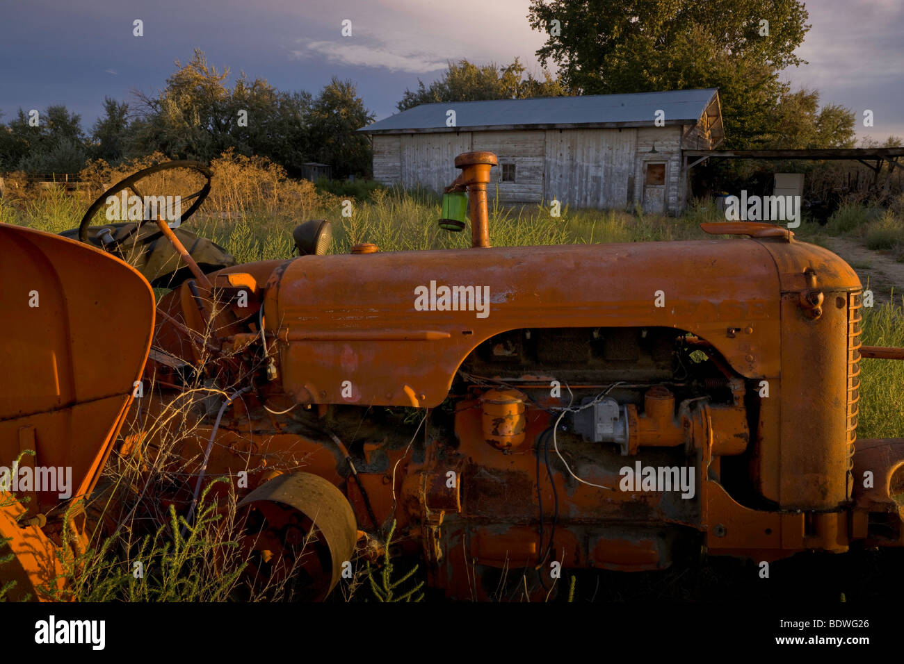 Un trattore si siede come un promemoria della fuga di stile di vita degli agricoltori americani. Foto Stock