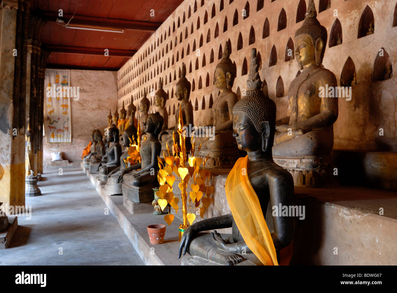 Statue di Buddha in Iva Sisaket, il più antico monastero nella capitale Vientiane, Laos, sud-est asiatico Foto Stock