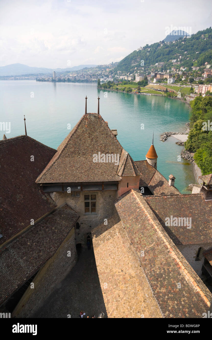 Vista in direzione di Monteux, il lago di Ginevra dal Chateau de Chillon del Castello di Chillon, Veytaux, Svizzera, Europa Foto Stock