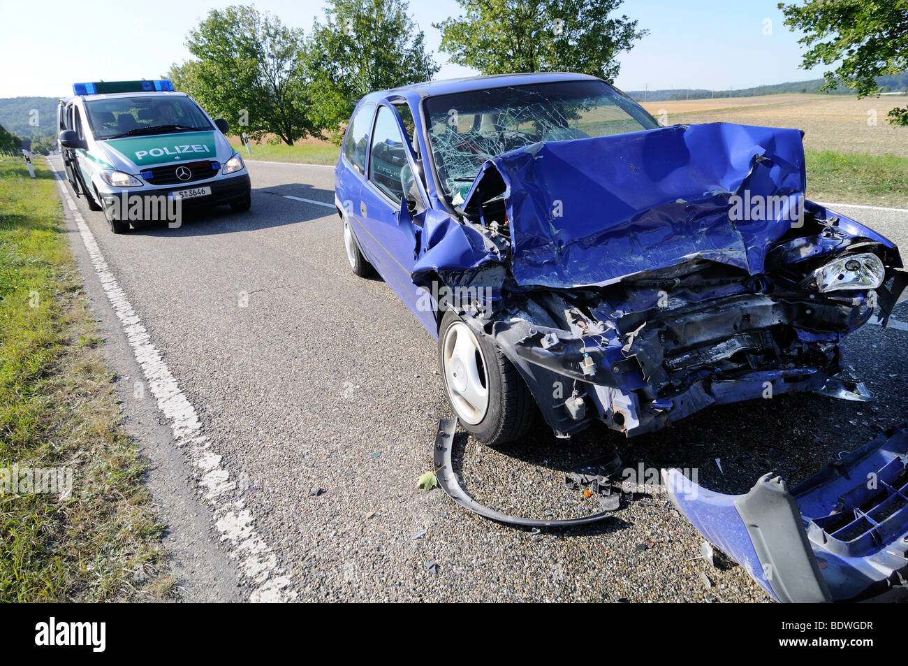 Relitto di una VW Polo dopo un grave incidente automobilistico, una macchina della polizia dietro al sicuro sito incidente, Gaertringen, Baden-Wuerttember Foto Stock