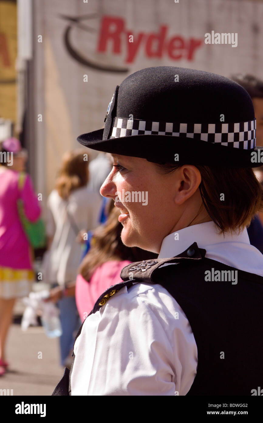 Donna di polizia al carnevale di Notting Hill Foto Stock
