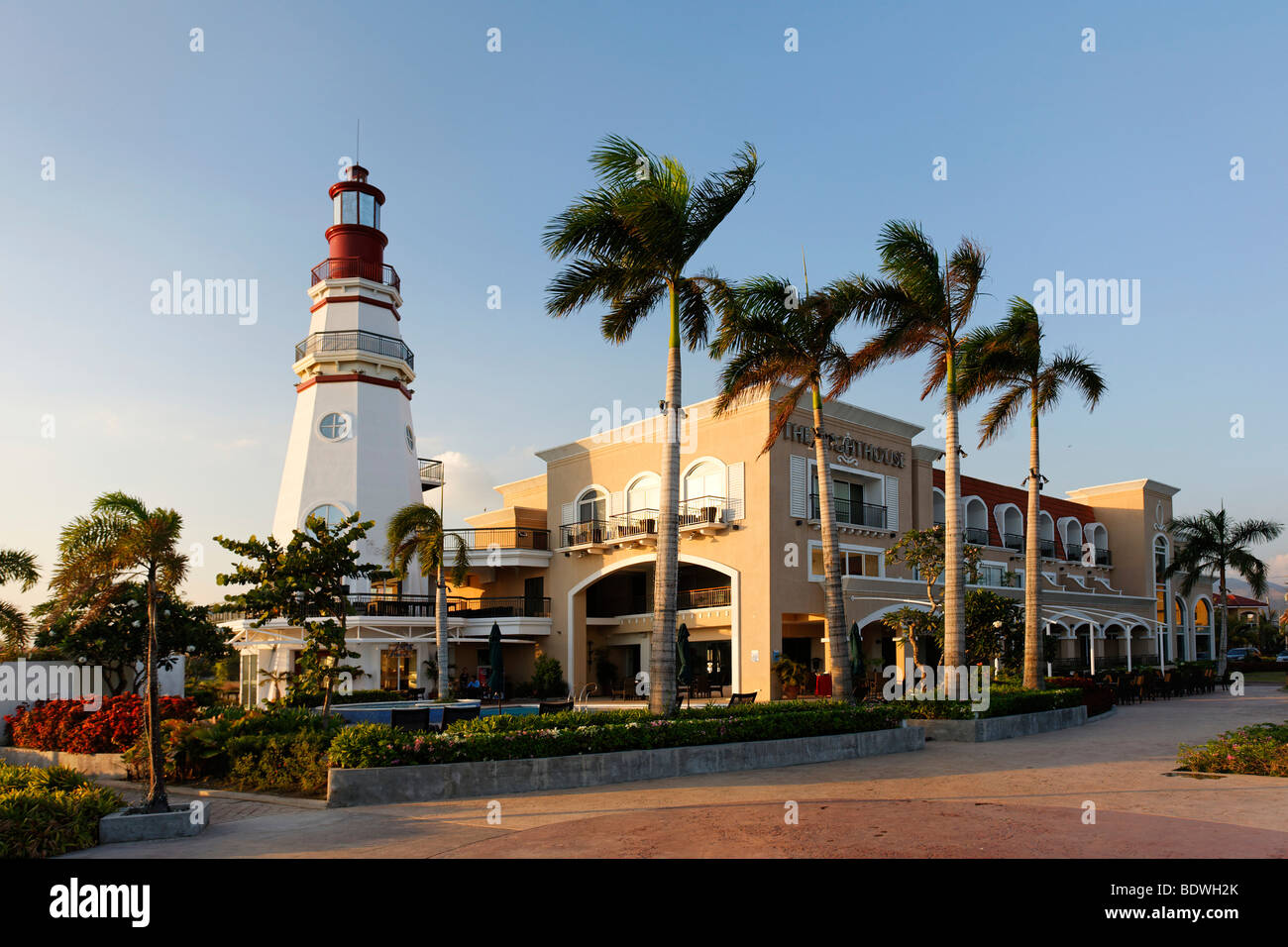 Il Lighthouse Hotel, Ristorante, palme, Olongapo City, Subic Bay, isola di Luzon, Filippine, sul Mare della Cina del Sud Pacifico, Oce Foto Stock