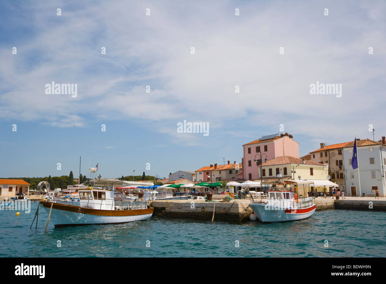 Fazana Harbour e Titova Riva, Istria, Croazia, Europa Foto Stock