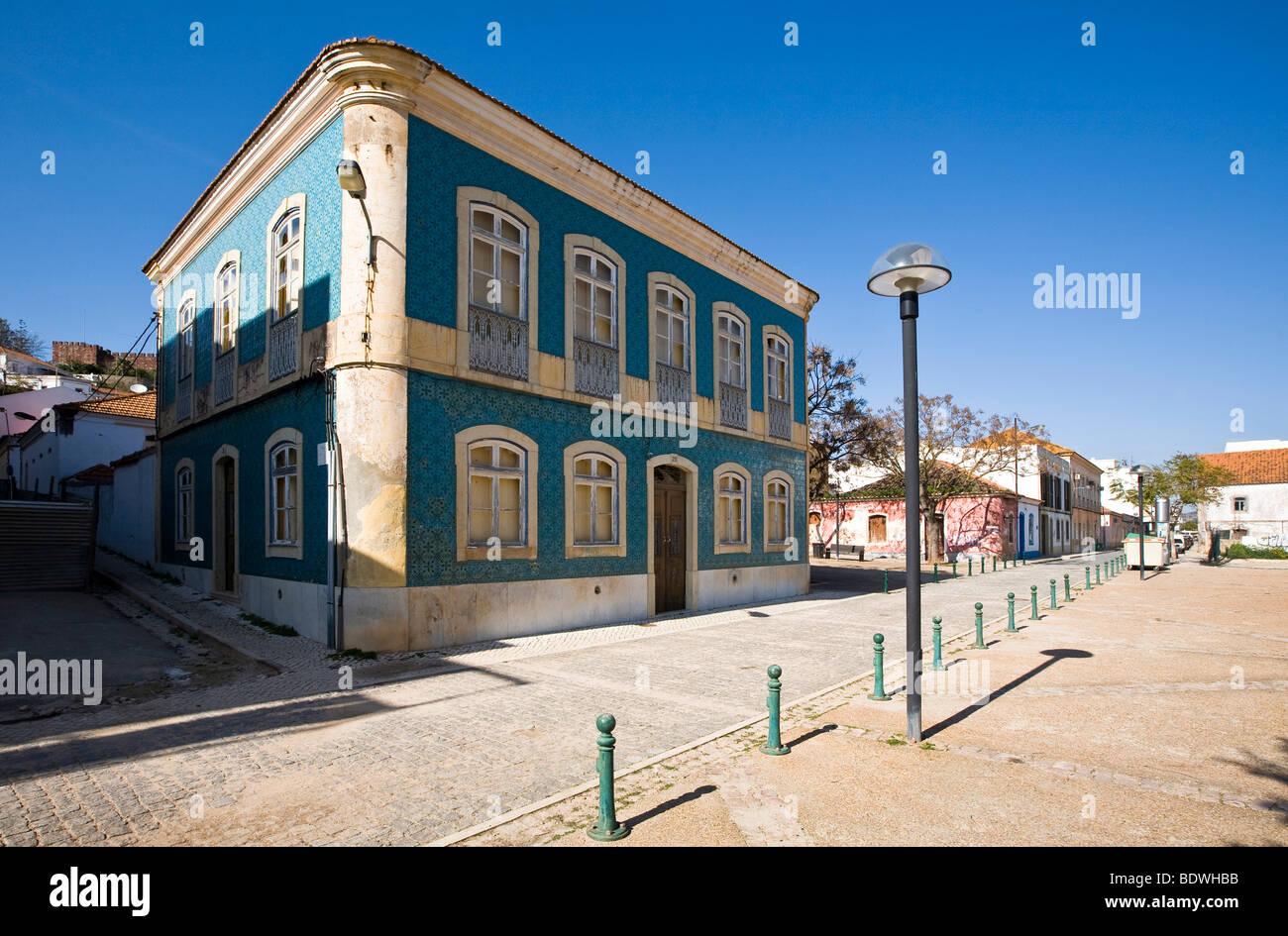 Architettura storica di una piazza di Silves, casa con piastrelle blu, Silves, Portogallo, Europa Foto Stock