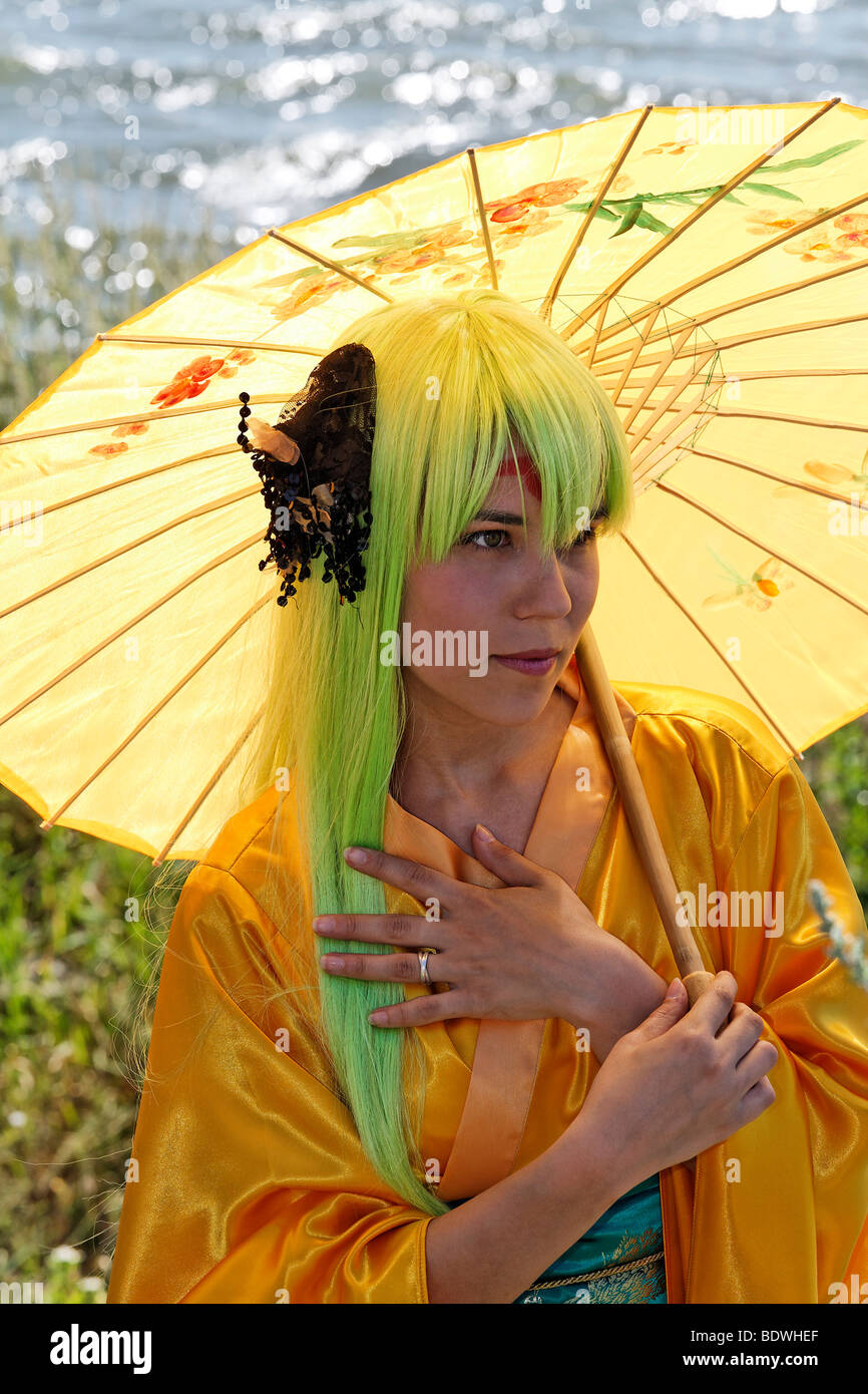 Teenie giapponese con un ombrellone, raffigurante un anime giapponese character, codice Geass-Lelouch della ribellione, Cosplay, Giappone giorno, Foto Stock