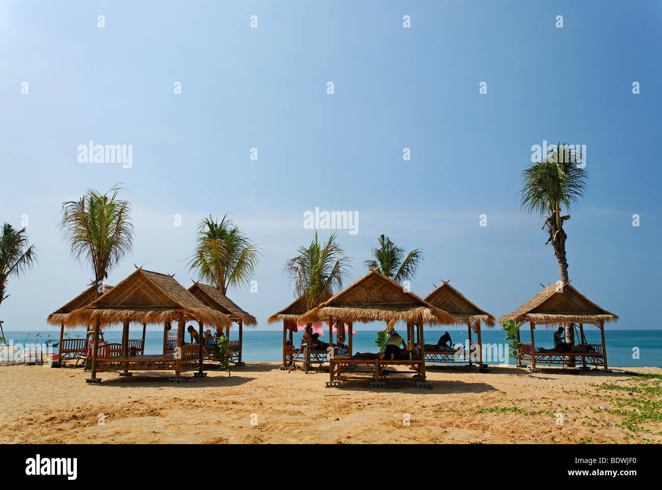 Il servizio di massaggio sotto le palme sulla spiaggia di fronte al mare, sole sul tetto, Khao Lak, sul Mare delle Andamane, Phuket, Thailandia, Asia Foto Stock