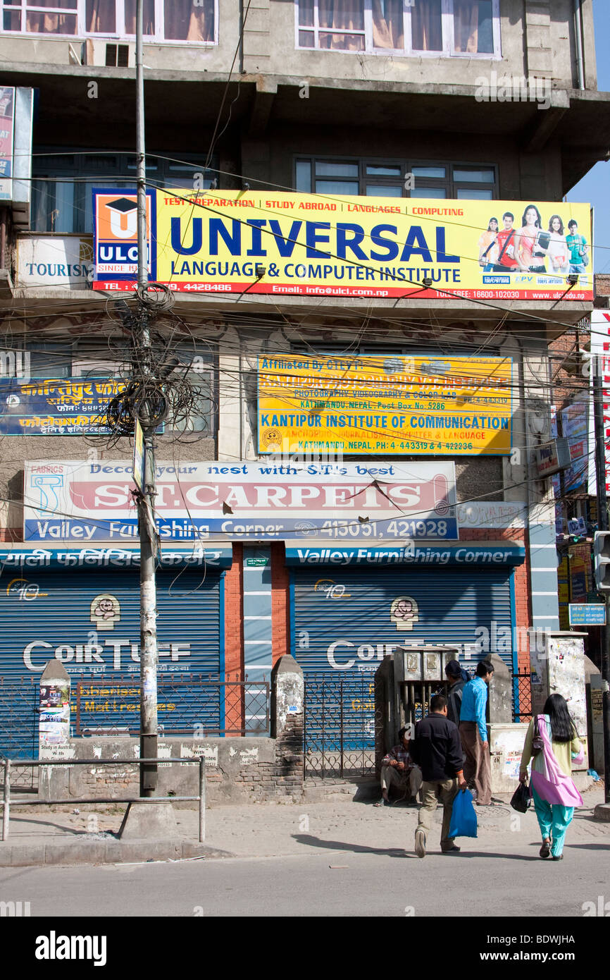 Kathmandu, Nepal. Scena di strada. Le scuole e gli istituti di vario tipo sono molto popolari in Kathmandu. Foto Stock