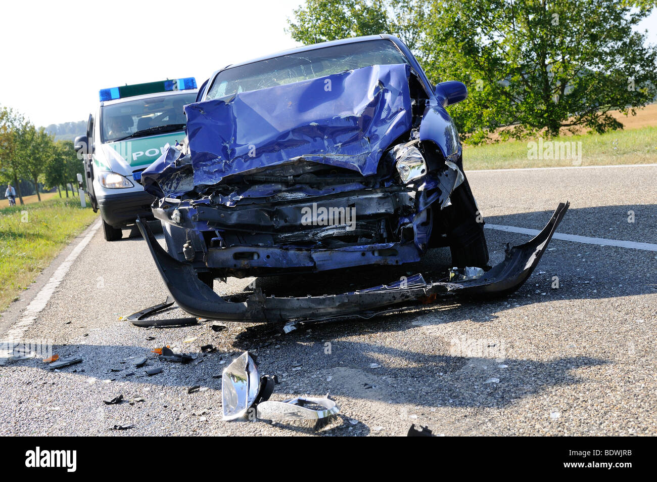Relitto di una VW Polo dopo un grave incidente automobilistico, una macchina della polizia dietro al sicuro sito incidente, Gaertringen, Baden-Wuerttember Foto Stock