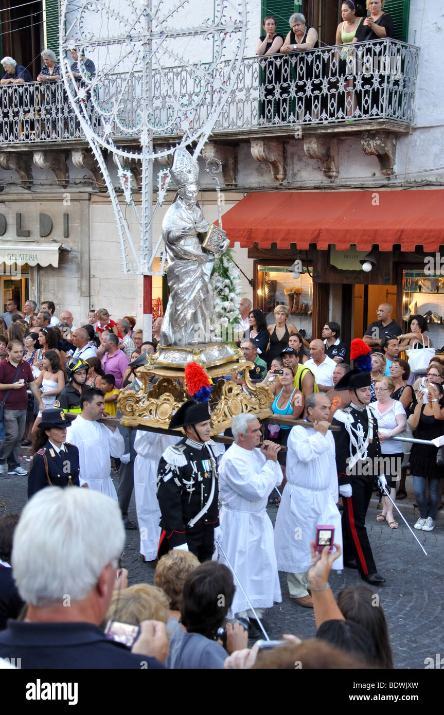 Processione di strada, la cavalcata di sant Oronzo, Piazza della Liberta, Città Vecchia, Ostuni, provincia di Brindisi Regione Puglia, Italia Foto Stock