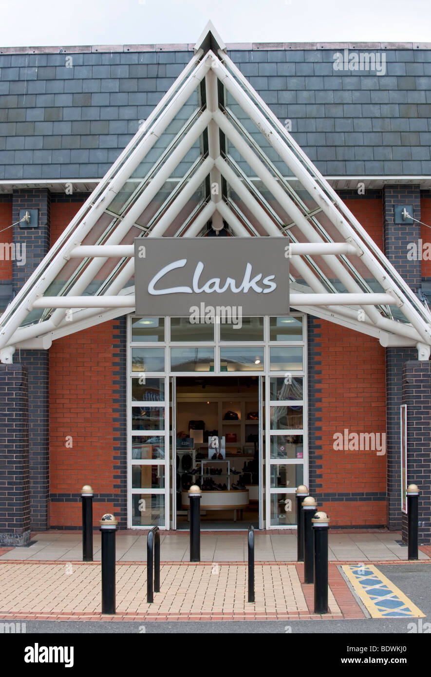 La parte anteriore di una calzatura Clarks shop mostra il segno Foto Stock