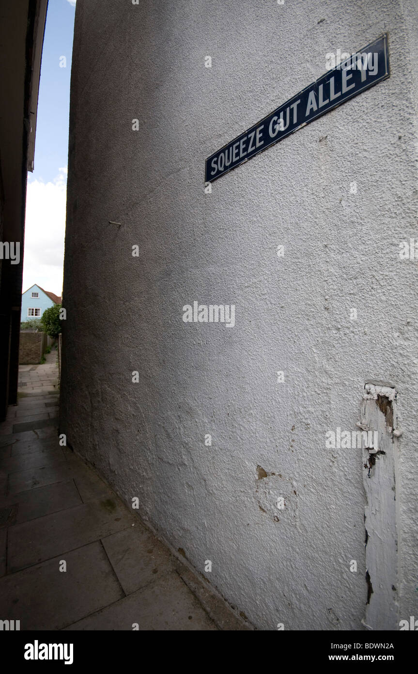 Squeeze gut vicolo molto stretto vicolo uno dei tanti vicoli di whitstable kent england regno unito Foto Stock