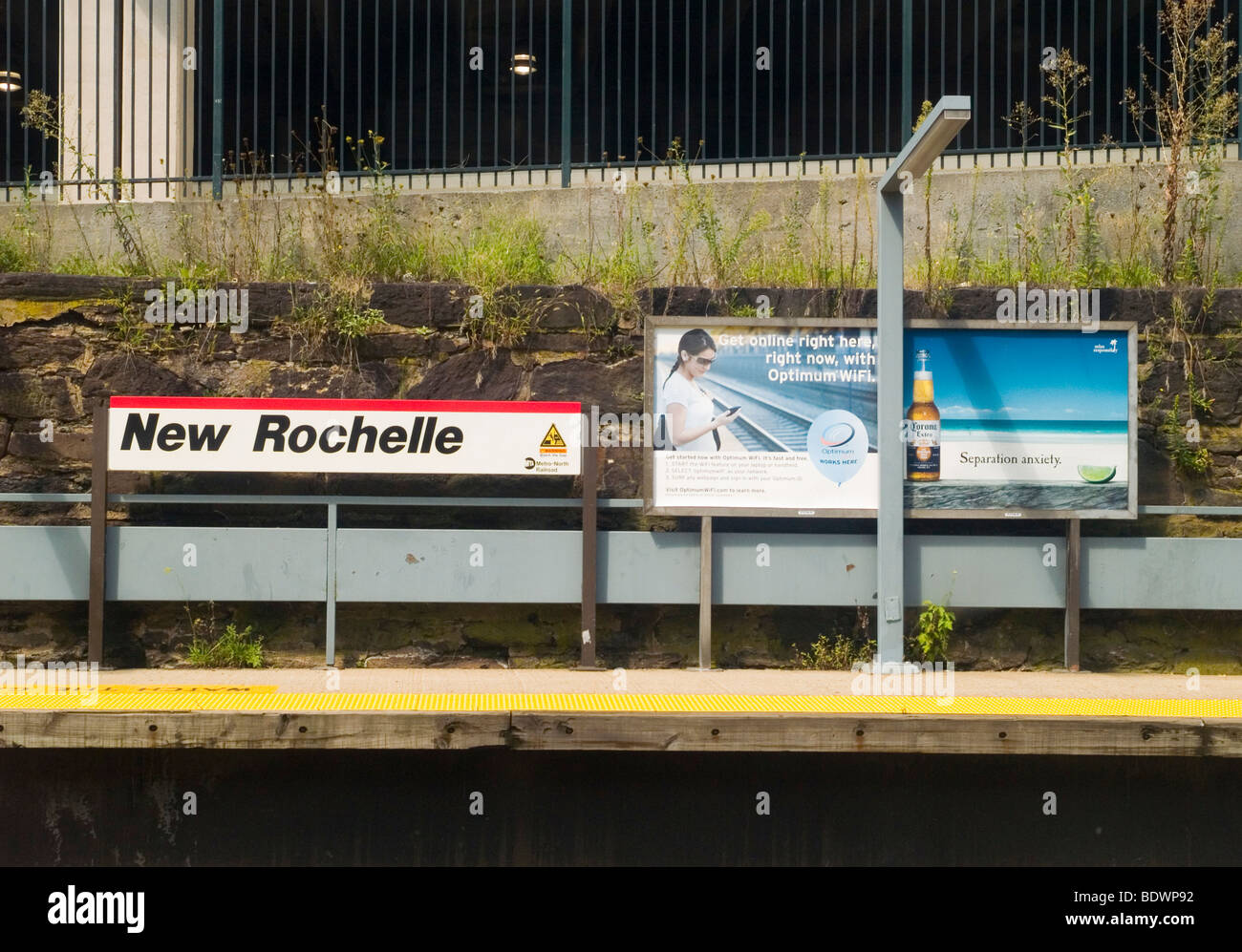 La piattaforma vuota alla nuova stazione di Rochelle nello Stato di New York, Stati Uniti d'America Foto Stock