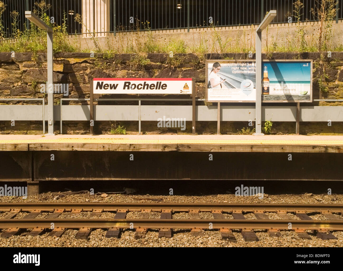 La piattaforma vuota alla nuova stazione di Rochelle nello Stato di New York, Stati Uniti d'America Foto Stock