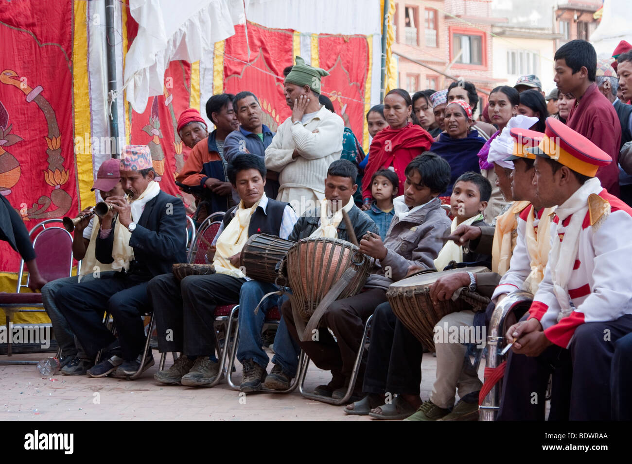 Bodhnath, Nepal. Il nepalese orchestra che suona ad un matrimonio. Foto Stock Bodhnath, Nepal. Il nepalese orchestra che suona ad un matrimonio. Foto Stock