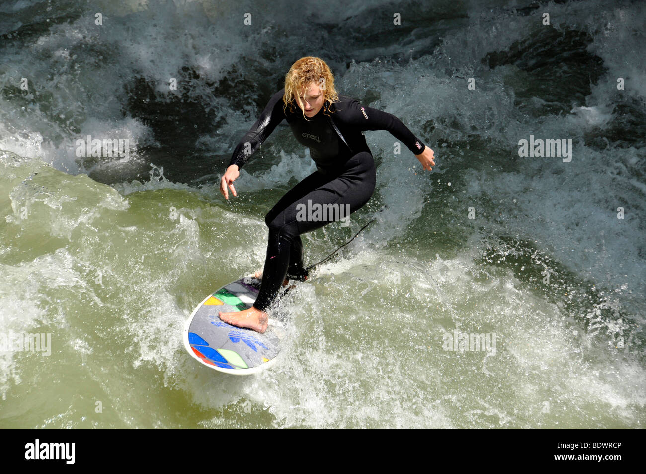 Surfista femmina, Eisbach river, Englischer Garten Giardino Inglese, Monaco di Baviera, Baviera, Baviera, Germania, Europa Foto Stock