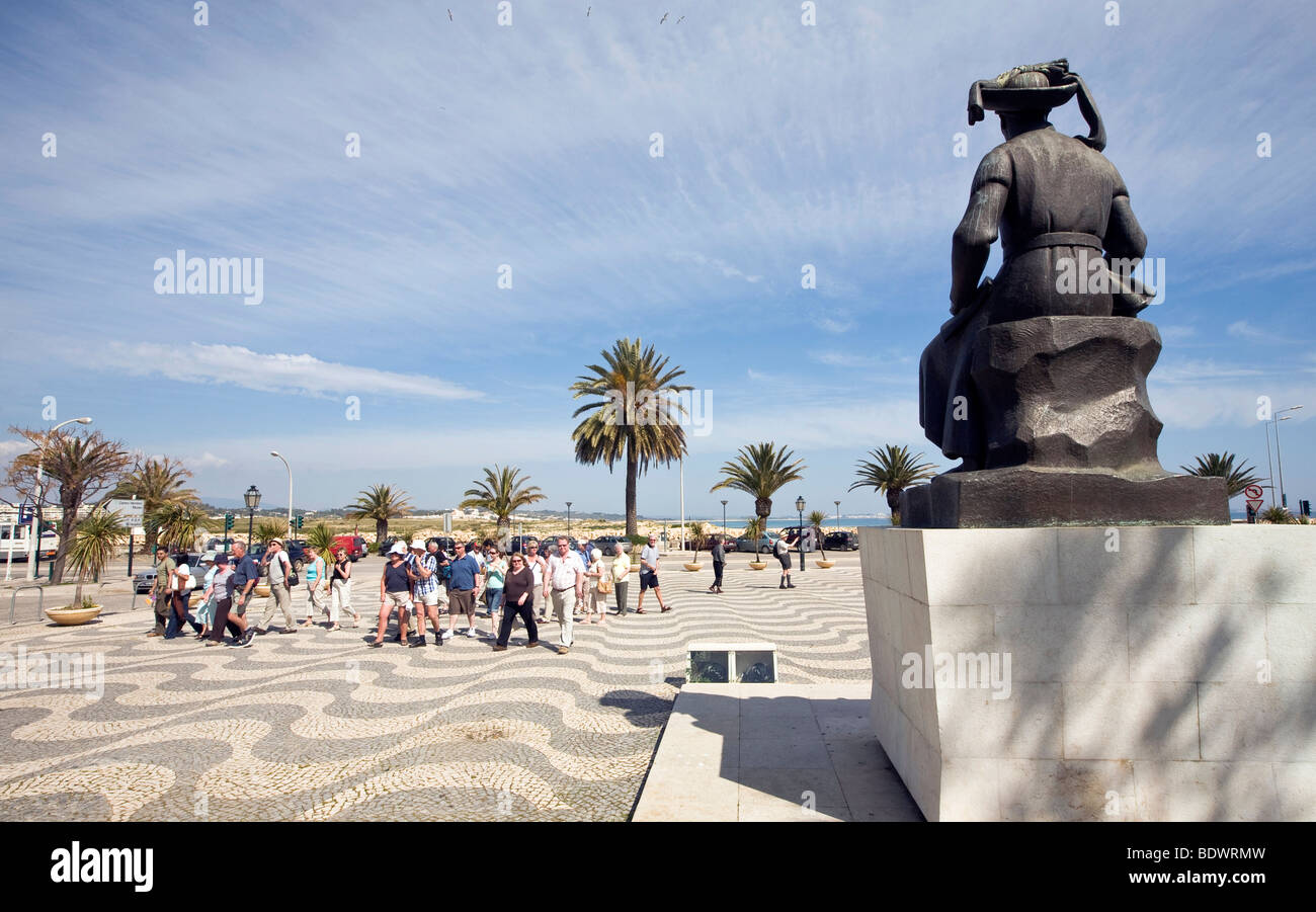 Memoriale di 'Henry il marittimo' Infante Dom Henrique, 1460-1960, turisti e palme, Lagos, Algarve, Portogallo, Europa Foto Stock